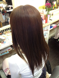 美容室・アムールの「和漢彩染」髪にツヤとコシを与える白髪染めで、若々しく見える女性に。